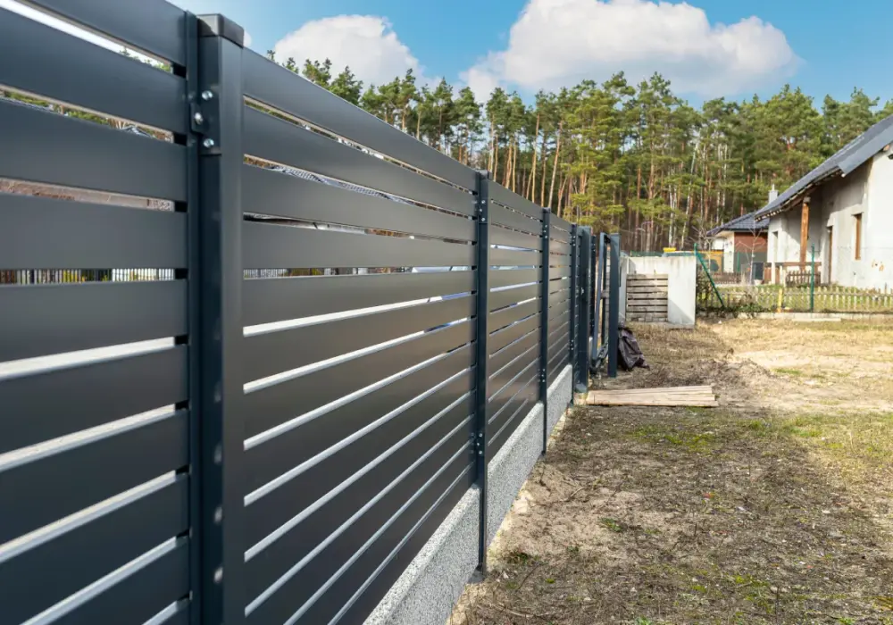 Ile kosztuje ogrodzenie działki? Sprawdź ceny i opcje materiałów