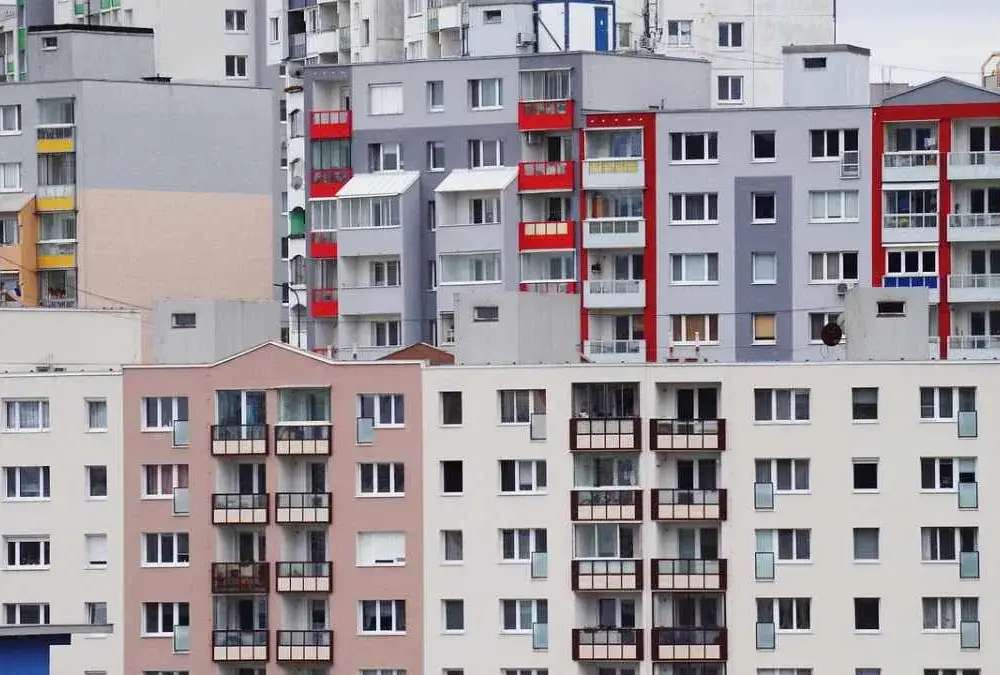 Ile kosztuje mieszkanie w starym budownictwie? Ceny w Warszawie i więcej