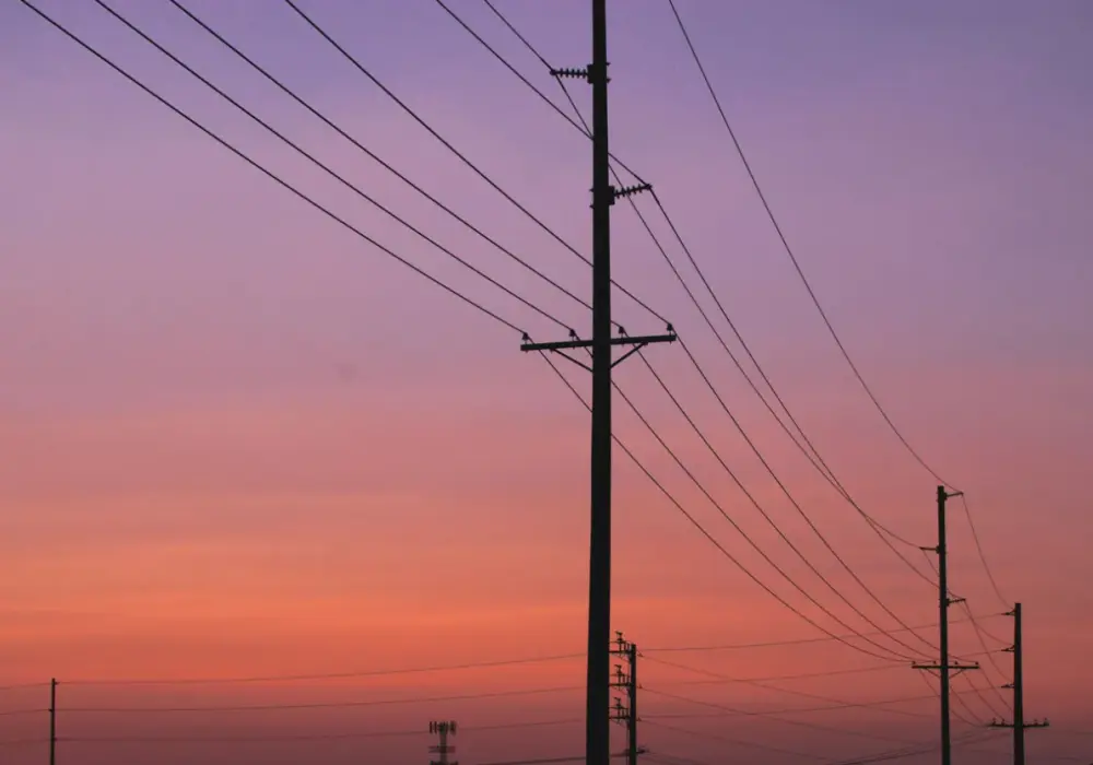 Ile za słup energetyczny na działce? Sprawdź swoje prawa do odszkodowania