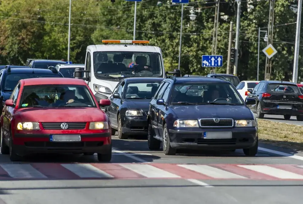 Czy można wyprzedzać w terenie zabudowanym? Oto zasady i ograniczenia