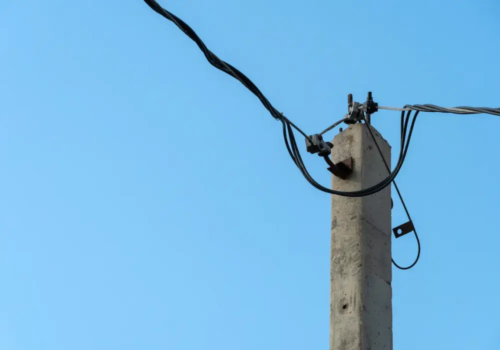 Słup na działce? Ile odszkodowania za słup energetyczny?