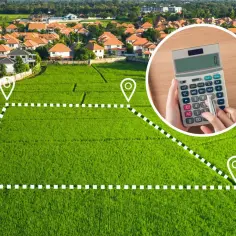 Działka z zaznaczonymi granicami i kalkulatorem. Obliczanie, ile metrów to ar, jest kluczowe przy planowaniu budowy.