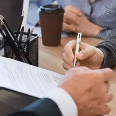 Podpisanie aktu notarialnego. Dowiedz się, ile kosztuje przepisanie działki budowlanej u notariusza.