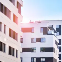 Nowoczesne bloki mieszkalne. Zastanawiasz się, kto może przeprowadzić audyt we wspólnocie mieszkaniowej? Sprawdź, jakie masz opcje.
