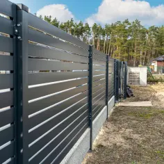 Ile kosztuje ogrodzenie działki? Sprawdź ceny i opcje materiałów