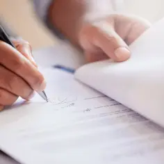 Jak sprawdzić licencję pośrednika nieruchomości i uniknąć problemów