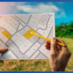 Plan podziału działek, gdzie dwie zaznaczone działki mogą być scalone. Zastanawiasz się, ile kosztuje scalenie dwóch działek?