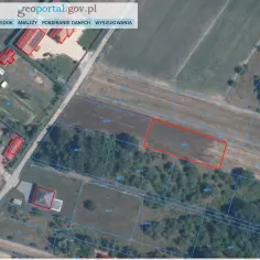 Widok z lotu ptaka na działki ewidencyjne w powiecie lubartowskim, widoczne budynki i pola. Dostępne przez geoportal powiatu lubartowskiego.
