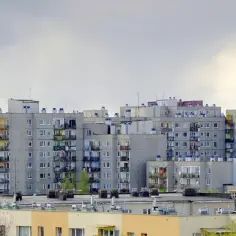 Szare bloki mieszkalne, typowe dla osiedli z PRL-u. Zastanawiasz się, ile kosztuje wykupienie mieszkania komunalnego w takim miejscu?