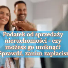 Para przekazuje klucze do nieruchomości, uśmiechając się.