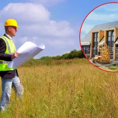 Inżynier z planami na działce rolnej. W okręgu widać nowoczesny dom w budowie, pokazujący co można postawić na działce rolnej.