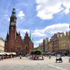 Rynek we Wrocławiu z Ratuszem i kolorowymi kamienicami.