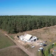 Budowa domu na wsi, otoczona lasem. Zastanawiasz się, ile kosztuje działka budowlana na wsi?