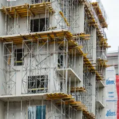Budowa bloku mieszkalnego w Warszawie. Zastanawiasz się, ile za metr kwadratowy mieszkania w Warszawie? Tu powstają nowe lokum.