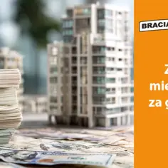 Stosy pieniędzy i makieta budynku. Czy zakup mieszkania za gotówkę to zawsze dobry pomysł? Dowiedz się, dlaczego błędem jest kupować nieruchomość za gotówkę.