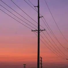 Ile za słup energetyczny na działce? Sprawdź swoje prawa do odszkodowania