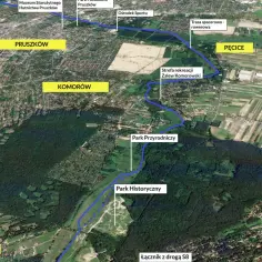 Widok z lotu ptaka na warszawski obszar chronionego krajobrazu, ukazujący Pruszków, Komorów, Pęcice, tereny zielone, zalew i trasy spacerowe.