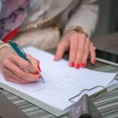 Jakie dokumenty są niezbędne przy sprzedaży udziałów w nieruchomości?