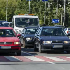 Czy można wyprzedzać w terenie zabudowanym? Oto zasady i ograniczenia