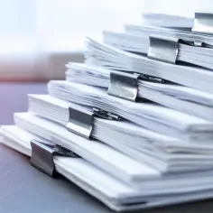 Stosy dokumentów, które mogą zawierać informacje o tym, ile kosztuje podatek od działki budowlanej.