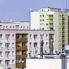 Bloki mieszkalne, dach z wentylacją. Zastanawiasz się, jak obliczyć dochód do mieszkania komunalnego?