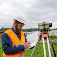 Ile kosztuje wytyczenie działki przez geodetę? Poznaj ceny i czynniki wpływające na koszty