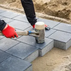 Jak utwardzić podmokły teren i uniknąć problemów z budową