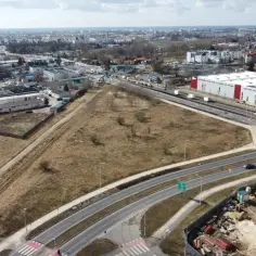 Widok z lotu ptaka na rozbudowującą się strefę przemysłową. Widać nowe budynki, drogi i tereny zielone. To fragment danych z geoportal powiat toruński.