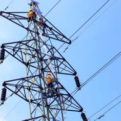 Pracownicy na słupie energetycznym. Zastanawiasz się, ile można dostać za słup na działce? To nie jest zwykły słup, to część infrastruktury energetycznej!