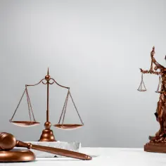 Młotek sędziowski, waga sprawiedliwości i Temida. Dowiedz się, jak uniknąć egzekucji z nieruchomości i walczyć o swoje prawa.