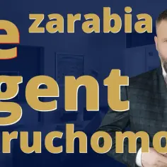 Ile zarabia agent nieruchomości? Mężczyzna w garniturze na tle wnętrza domu.