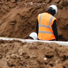 Jak głęboko kabel elektryczny na działce? Oto ważne normy i porady