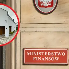 Nowoczesny dom i tablica "Ministerstwo Finansów". Zastanawiasz się, ile płaci się podatku za działkę budowlaną?
