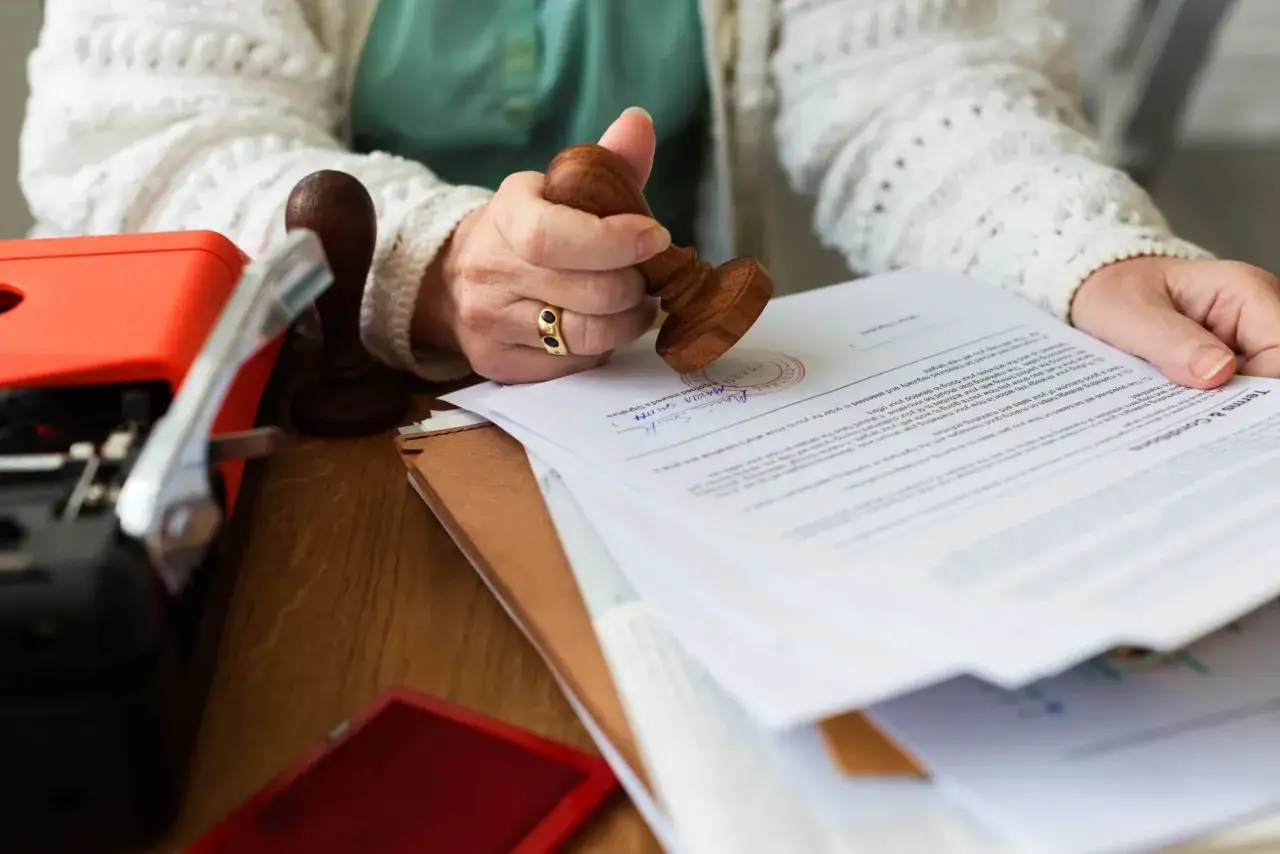 Osoba z pieczęcią na dokumencie. Czy osoba zameldowana ma prawo do mieszkania komunalnego?