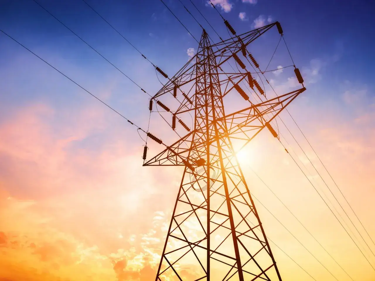 Słupy energetyczne na tle zachodzącego słońca. Czy ktoś dostał odszkodowanie za słupy energetyczne?