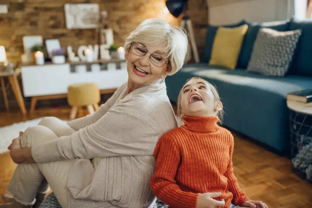 Babcia i wnuczka śmieją się razem. To obraz szczęścia, jak w umowie dożywocia, gdzie obie strony zyskują.