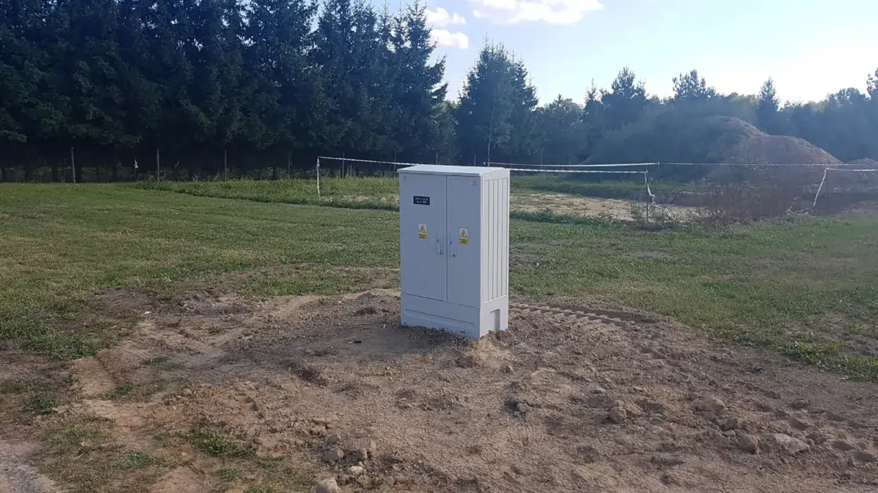 Szafka elektryczna na działce budowlanej. Zastanawiasz się, ile kosztuje uzbrojenie działki budowlanej?