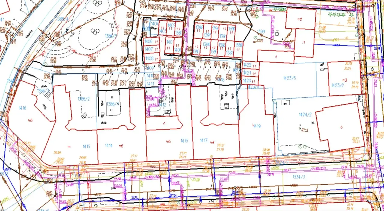 Plan sytuacyjny z numerami działek i wysokościami. Jak sprawdzić status działki? Analiza mapy geodezyjnej.