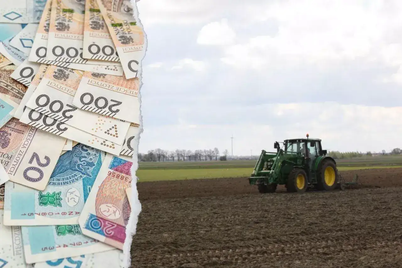 Polskie banknoty i zielony traktor orzący pole. Kto płaci podatek od dzierżawy gruntu? Rolnik czy właściciel ziemi?