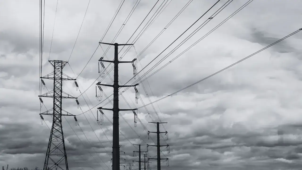 Linie energetyczne na tle burzowego nieba. Czy ktoś dostał odszkodowanie za słupy energetyczne?