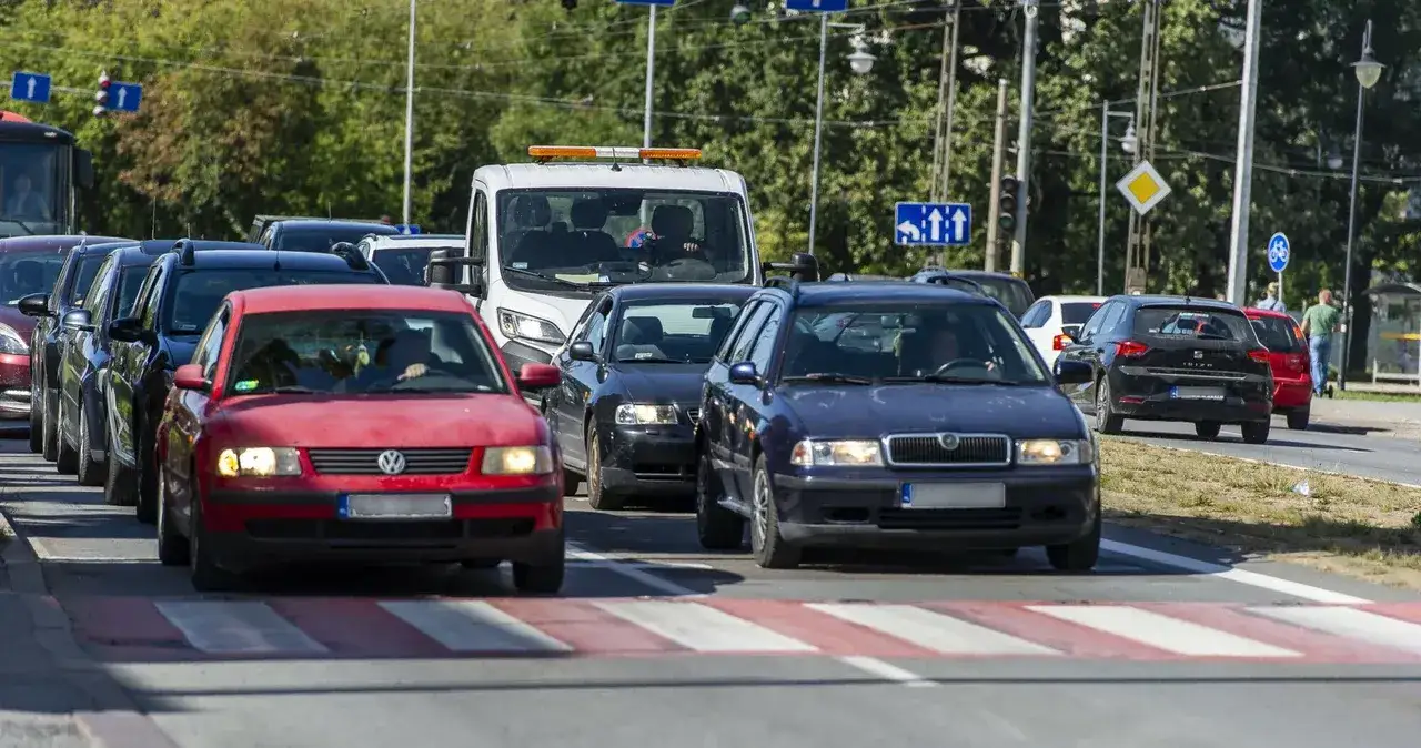 Zdjęcie Czy można wyprzedzać w terenie zabudowanym? Oto zasady i ograniczenia