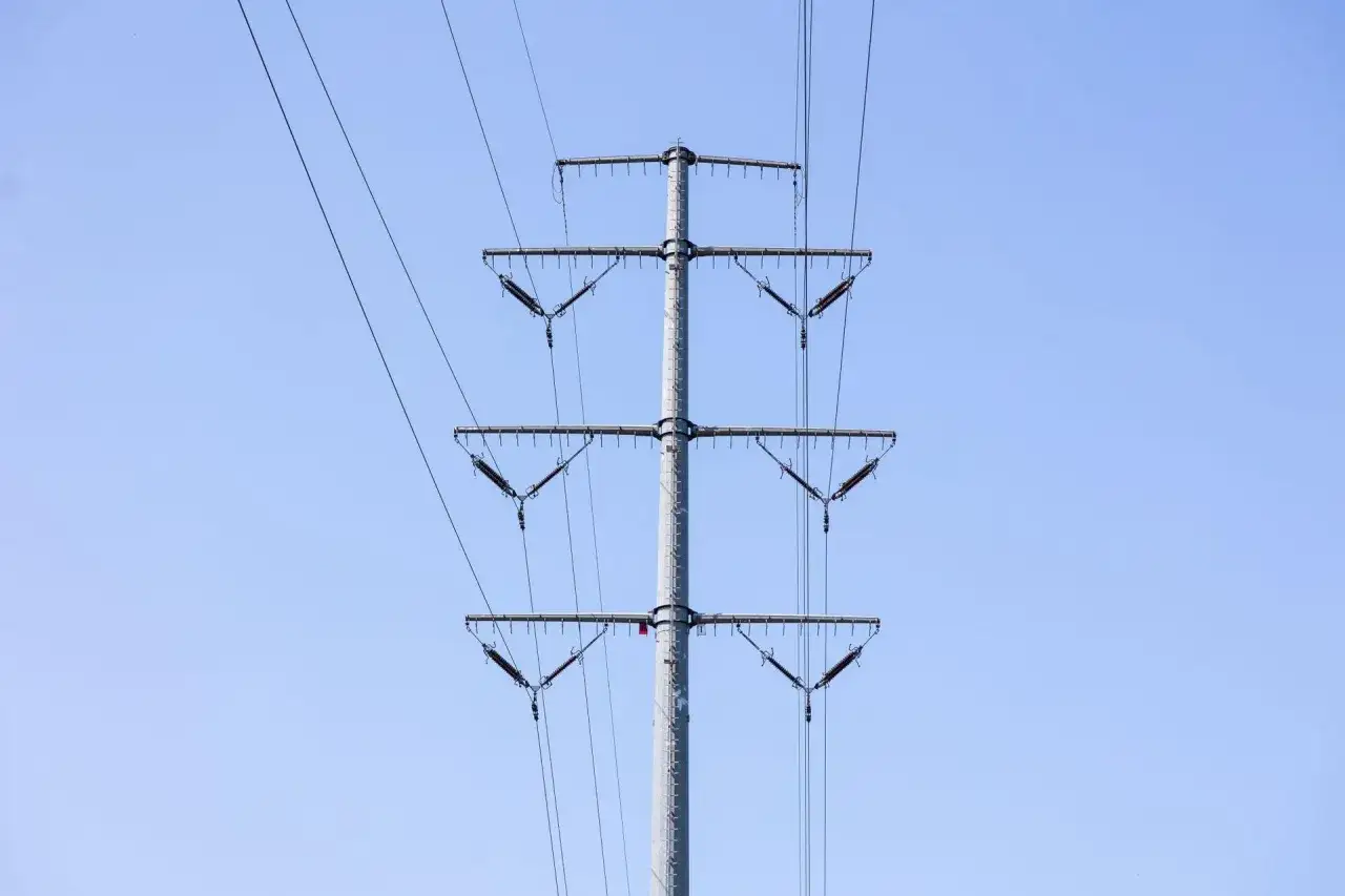 Słup energetyczny na działce. Zastanawiasz się, ile można dostać za słup na działce? To pytanie, które może pojawić się przy planowaniu budowy.