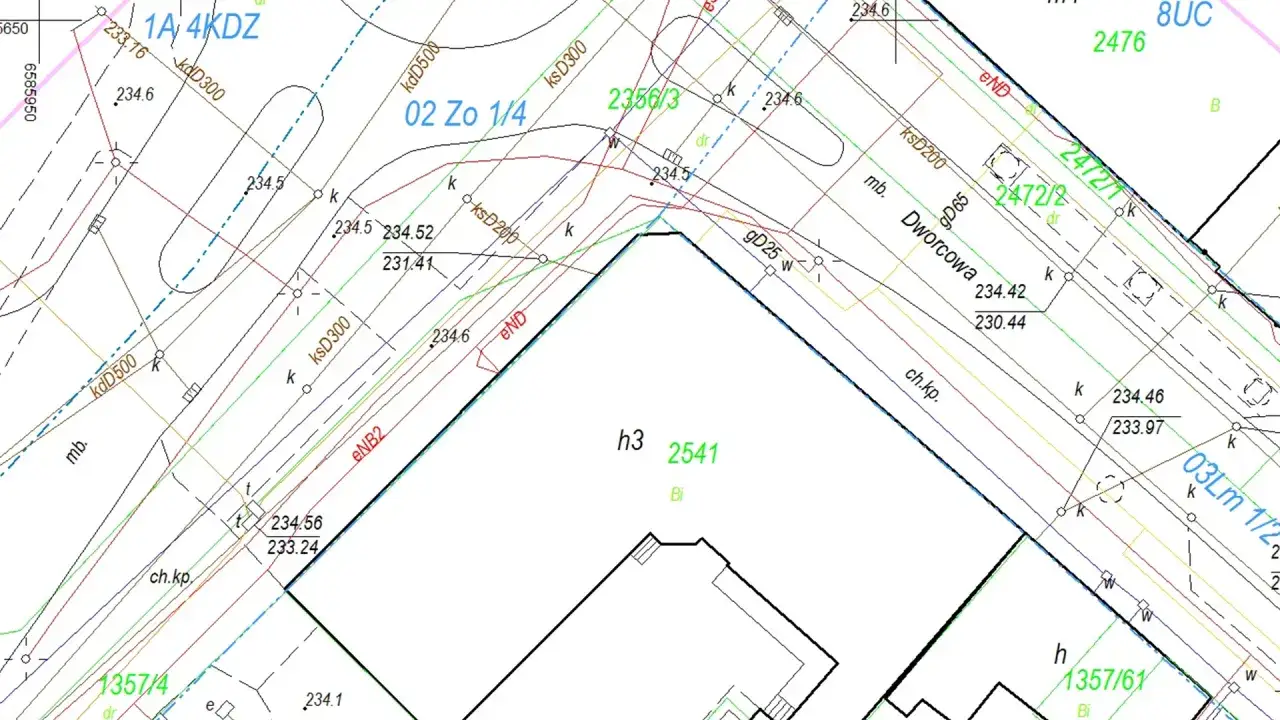 Plan geodezyjny z oznaczeniami działek i wysokości. Informacje o tym, jak długo trwa podział działki, nie są widoczne.