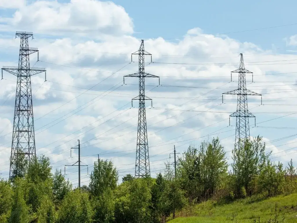 Zdjęcie Ile za słup energetyczny na działce? Sprawdź swoje prawa do odszkodowania