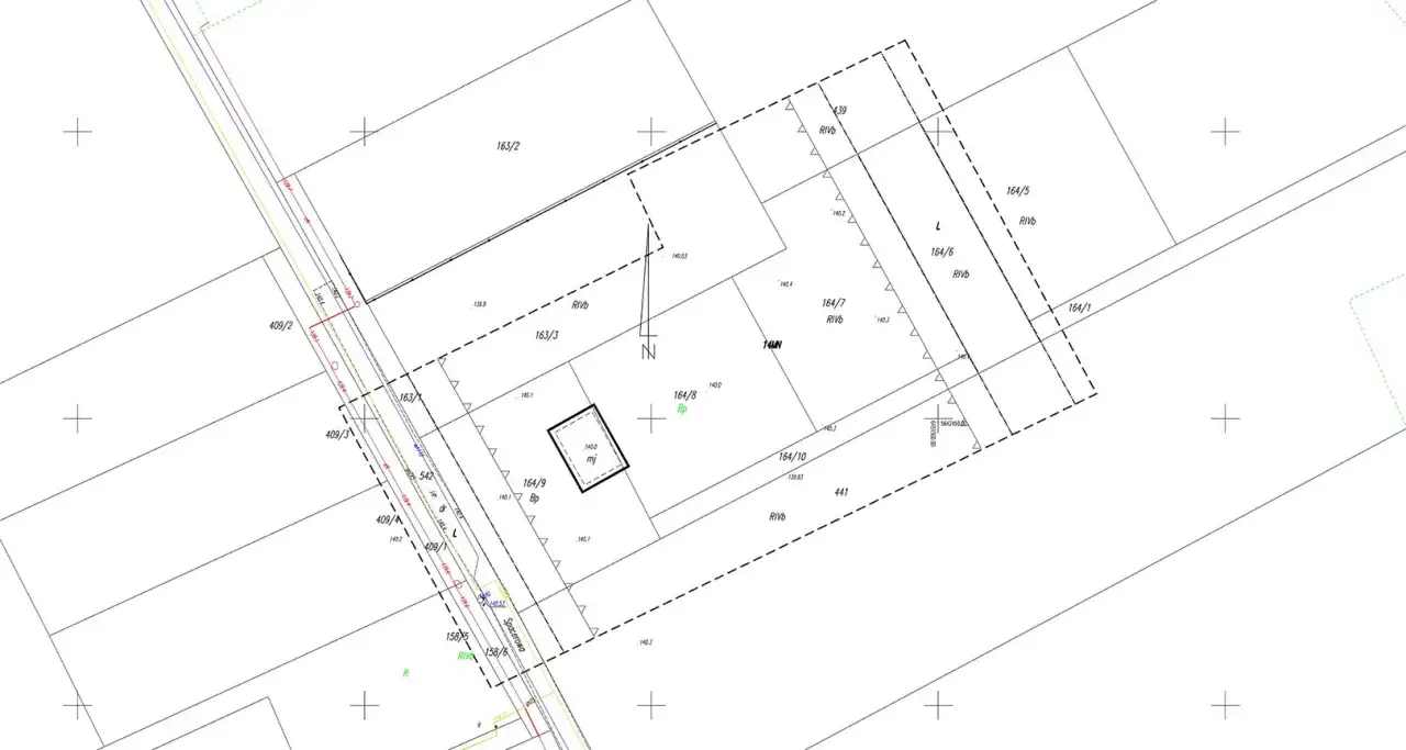 Mapa geodezyjna z podziałem na działki, drogi i budynki. Czy ziemia to nieruchomość? Tak, ta mapa pokazuje, jak ziemia jest podzielona i zagospodarowana.