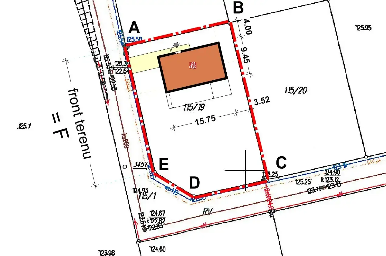 Mapa geodezyjna z zaznaczonym budynkiem i granicami działki, wskazująca na potrzebę zmiany warunków zabudowy.