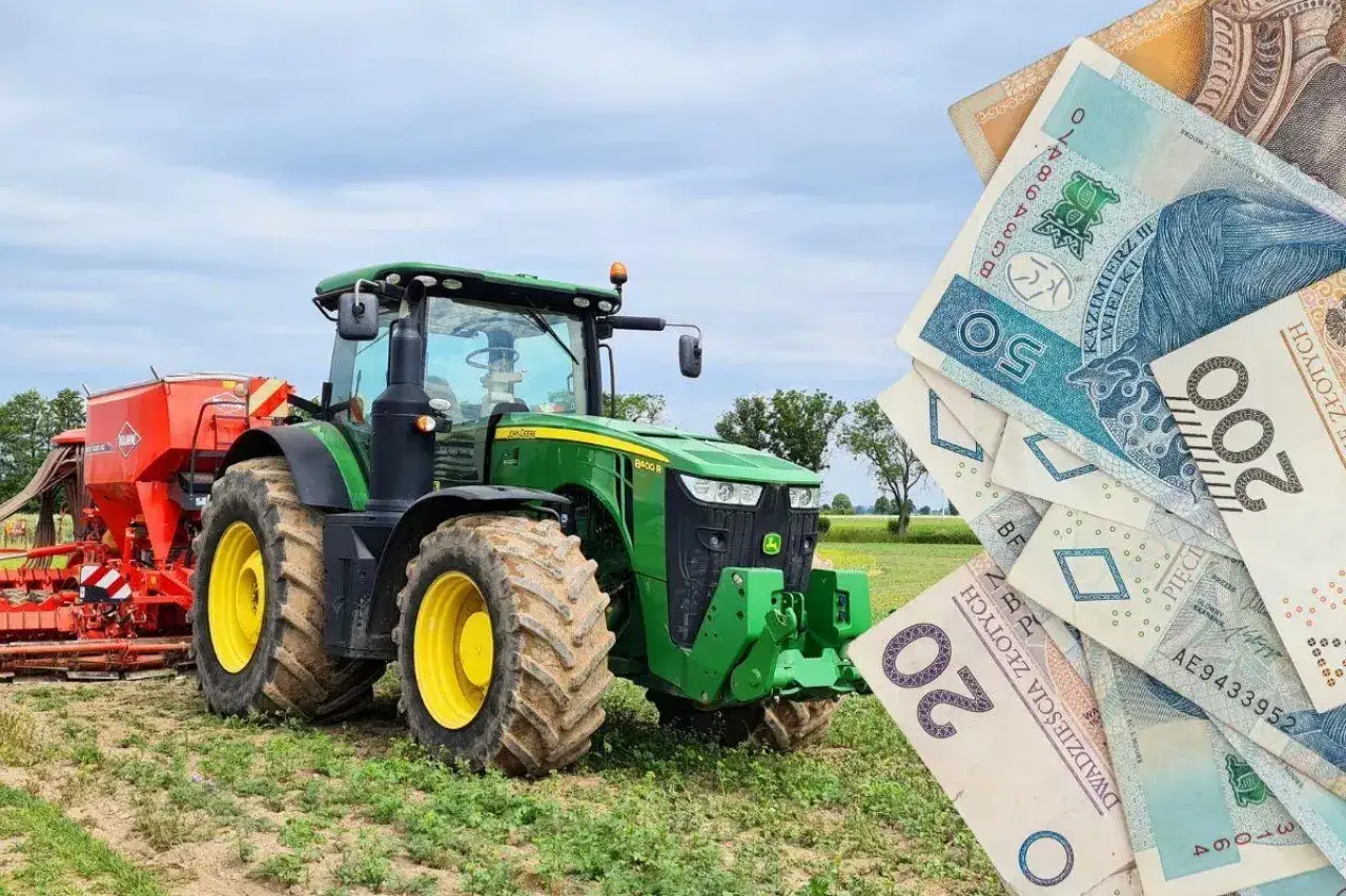 Zielony traktor na polu, obok stos polskich banknotów. Kto płaci podatek rolny po śmierci właściciela?
