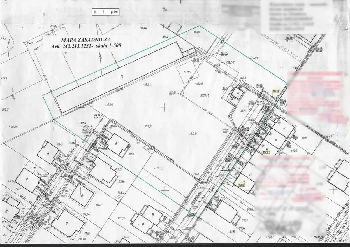 Mapa zasadnicza z zaznaczonymi działkami i budynkami. Jak sprawdzić status działki? Na mapie znajdziesz numery działek, wysokości terenu i linie zabudowy.