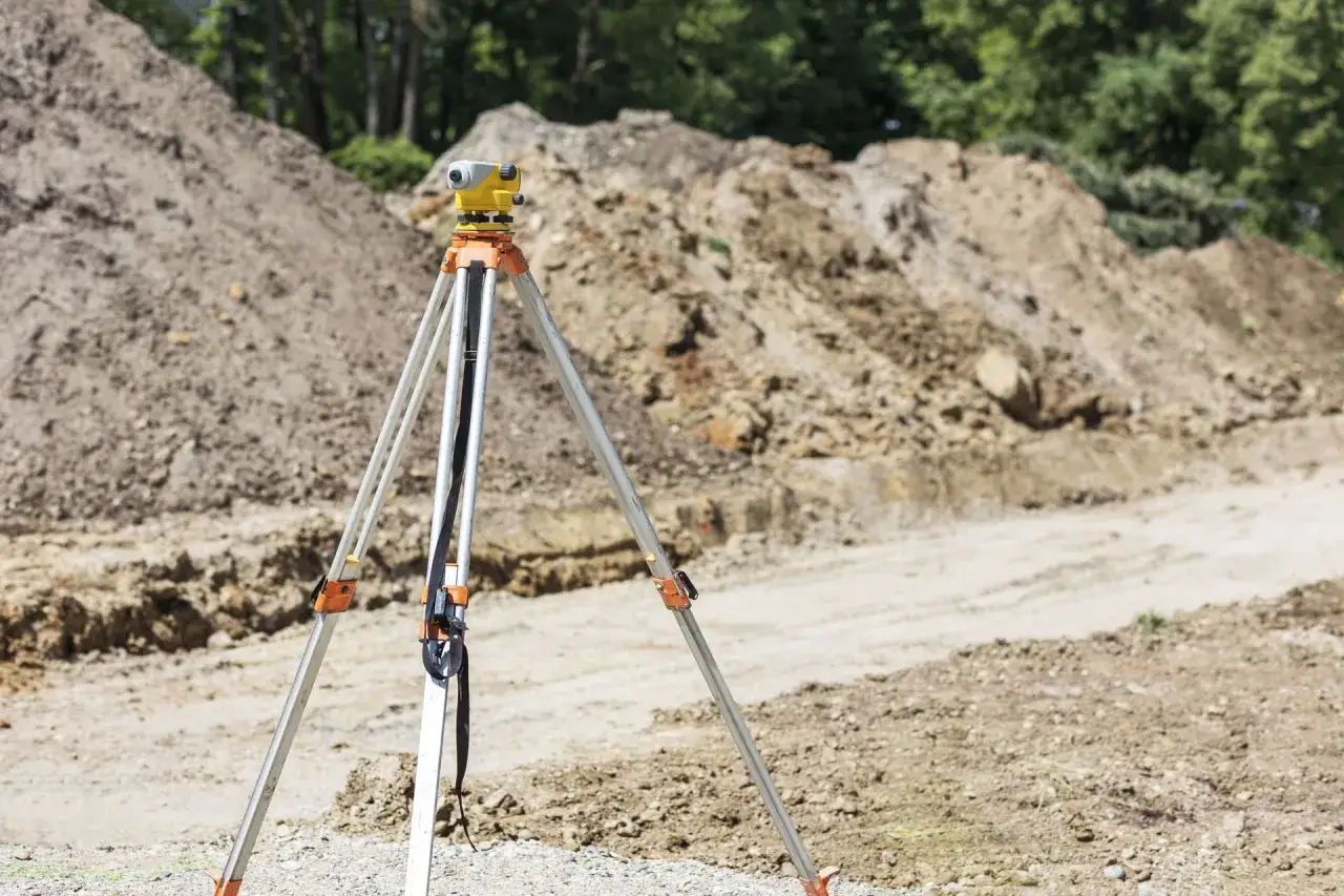 Geodeta mierzy teren. Dowiedz się, ile kosztuje wymierzenie działki przez geodetę.