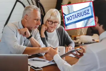 Starsze małżeństwo u notariusza omawia umowę dożywocia. To umowa, w której jedna strona przenosi własność nieruchomości w zamian za dożywotnie utrzymanie.